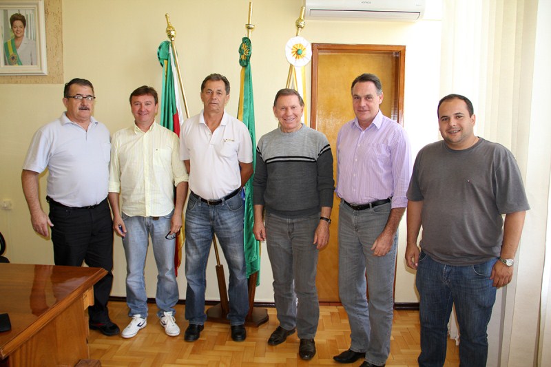 PREFEITO SE REÚNE COM PRESIDÊNCIA DA XIV EXPOFEIRA